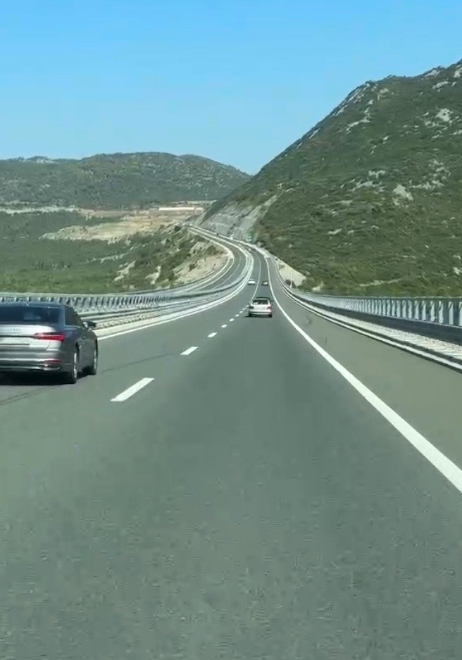 Droga w górskiej scenerii