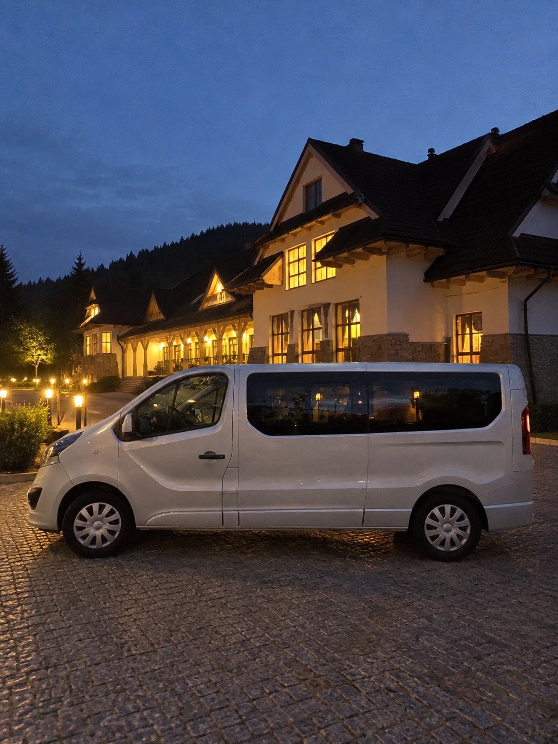Bus OlivierGO podczas przejazdu okolicznościowego przy hotelu