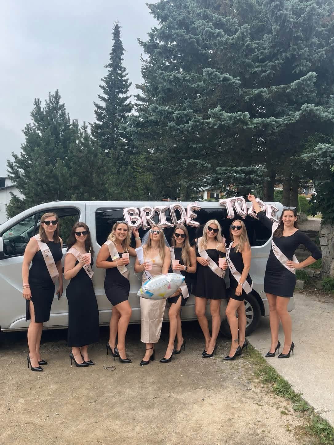 Grupa podczas wieczoru panieńskiego przy busie OlivierGO